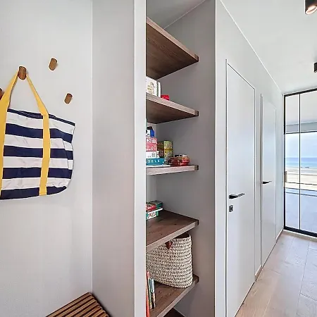 Flat Virginia - With Amazing Seaview コクセッド